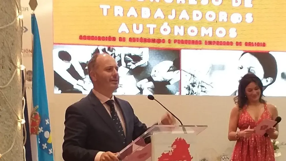 David Regades, agradeciendo el premio otorgado por APE Galicia.