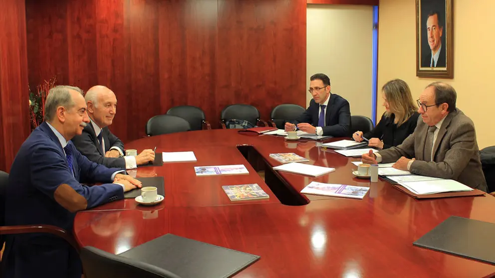 Reuni&oacute;n entre directivos de la C&aacute;mara coru&ntilde;esa y la Confederaci&oacute;n de Empresarios de A Coru&ntilde;a.