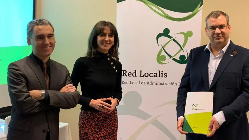Jos&eacute; Caama&ntilde;o y Concepci&oacute;n Campos, autores del documento, y Alberto Vaquero, codirector de Red Localis.