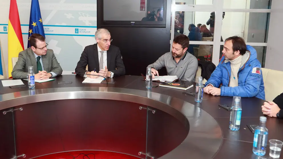 El conselleiro Francisco Conde junto a los miembros del comit&eacute; de empresa de Alcoa A Coru&ntilde;a./C.PAZ.