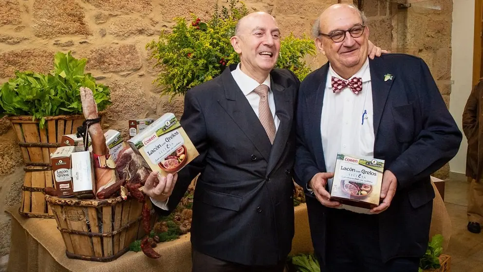 Eel presidente del Grupo Coren, Manuel G&oacute;mez- Franqueira &Aacute;lvarez y el presidente del Grupo Terras Gauda, Jos&eacute; Mar&iacute;a Fonseca Moret&oacute;n con la nueva conserva de lac&oacute;n con grelos.