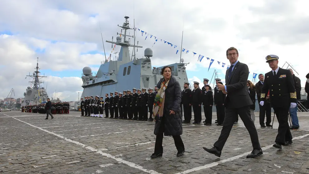 La ministra de Defensa, Margarita Robles, y el presidente de la Xunta, Alberto N&uacute;&ntilde;ez Feij&oacute;o, en la entrega del BAM "Furor", en Ferrol./A.VARELA.