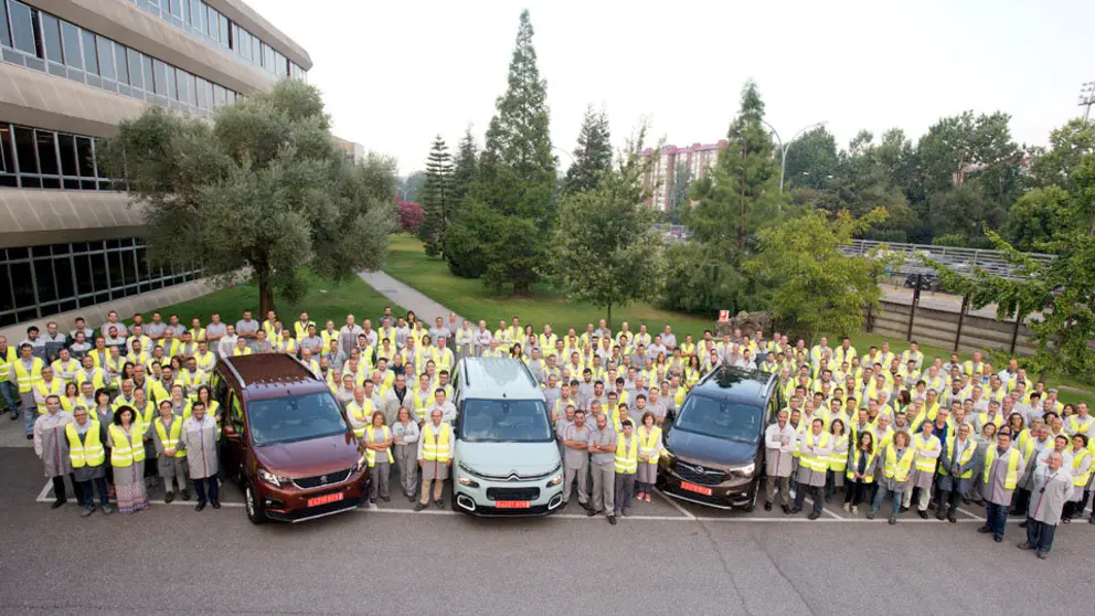 Foto de familia de empleados de la planta de PSA de Vigo./V.CAMESELLE.