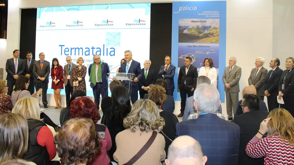 Autoridades y p&uacute;blico en la presentaci&oacute;n de Termatalia Ourense 2019 en FITUR.