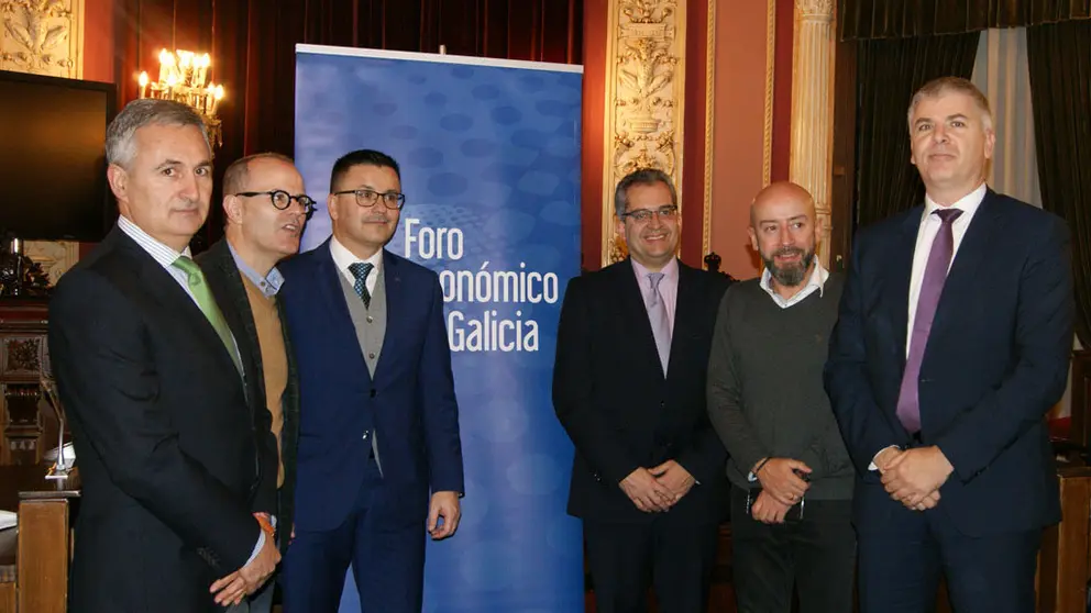 Jos&eacute; Francisco Armesto, Jes&uacute;s V&aacute;zquez, Jos&eacute; Gonz&aacute;lez, Patricio S&aacute;nchez, Pepe Ara&uacute;jo y Santiago Lago, en la presentaci&oacute;n del documento del Foro en el Concello de Ourense./P.L.