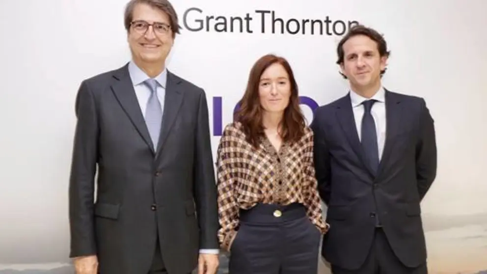 El presidente de Grant Thornton, Alejandro Mart&iacute;nez Borrell, junto a Eva Hernando, socia de Mercantil, y Jos&eacute; Ram&oacute;n Cuervo, socio de Fiscal, durante la inauguraci&oacute;n de laoficina de Vigo.