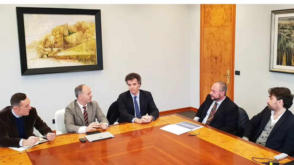 El delegado de Zona Franca, David Regades, reunido con la directiva de Aclunaga.