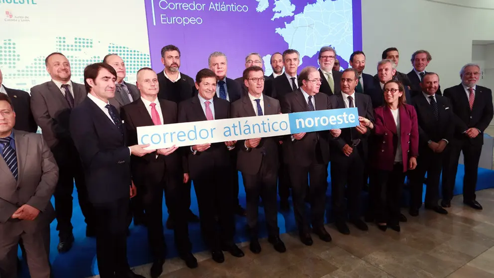 Representantes institucionales, empresariales y sindicales en el Encuentro para el impulso del Corredor Atl&aacute;ntico Noroeste, en Santiago.