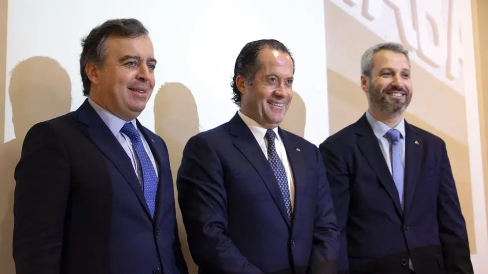 Francisco Botas, consejero delegado de Abanca, Juan Carlos Escotet Rodr&iacute;guez, presidente, y Alberto de Francisco, director general de Finanzas, durante la presentaci&oacute;n de los resultados anuales de 2018 en Santiago.