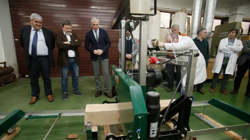 La Escuela de Ingenier&iacute;a Forestal de Pontevedra cuenta con  laboratorios donde se desarrollan proyectos vinculados con la transformaci&oacute;n mec&aacute;nica de la madera, la celulosa y el papel.