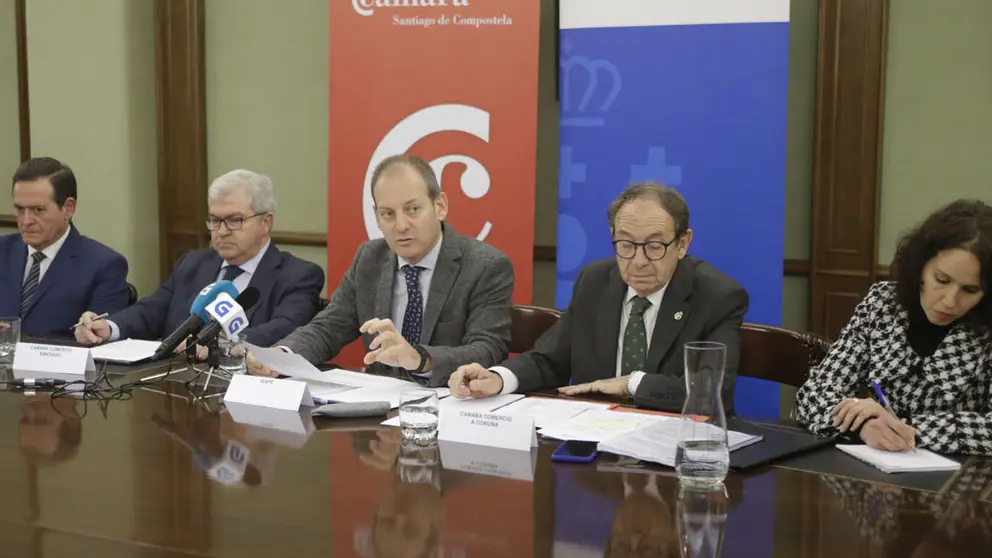 Juan Cividanes junto a representantes de las C&aacute;maras gallegas.