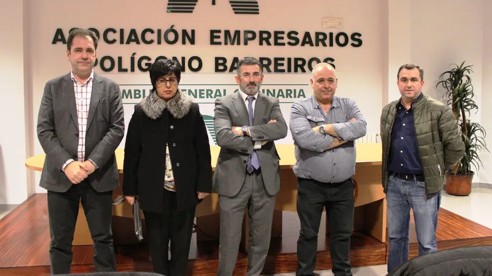 Nueva directiva del Pol&iacute;gono Barreiros, con su presidente, Alejandro Cruz, en el centro de la imagen.