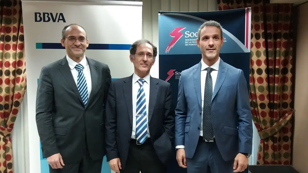 Javier Iglesias, director de Zona de BBVA en Galicia Sur; Jos&eacute; Manuel Cabaleiro, director general de SOGARPO; y Roberto Matarraz, director de Pymes de la Territorial Noroeste de BBVA.