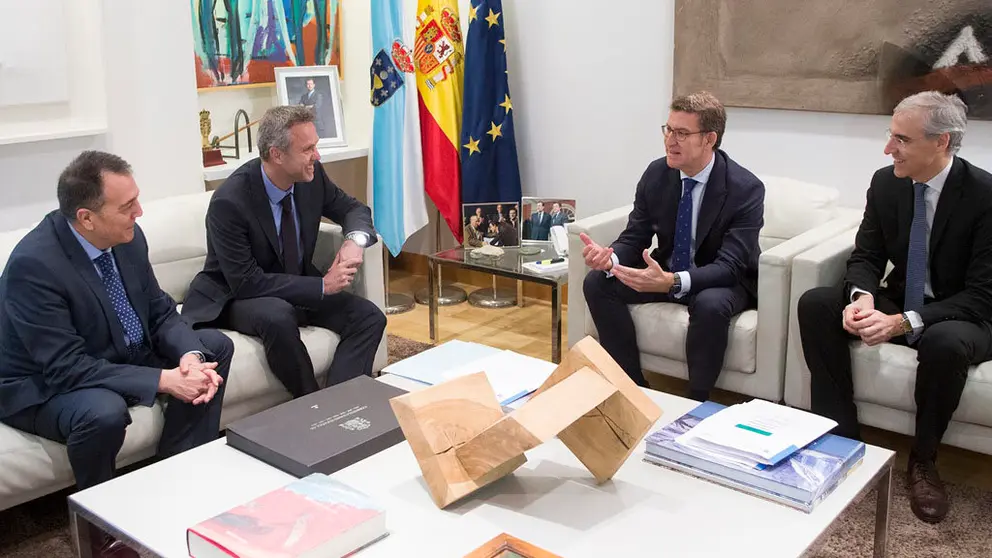 El nuevo director de la planta de Vigo de PSA Peugeot Citro&euml;n, Ignacio Bueno, y con el nuevo director del Polo Ib&eacute;rico, Juan Antonio Mu&ntilde;oz Codina./X.CRESPO.