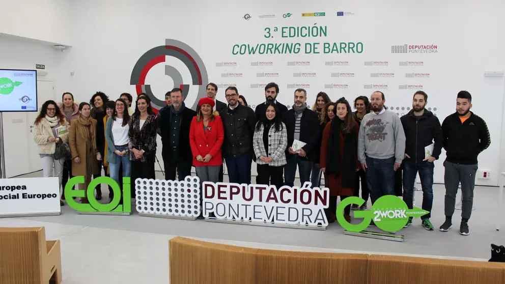 Participantes en el tercer coworking de Barro junto a la presiddenta de la Diputaci&oacute;n de Pontevedra, el alcalde de la localidad y el representante de la EOI.
