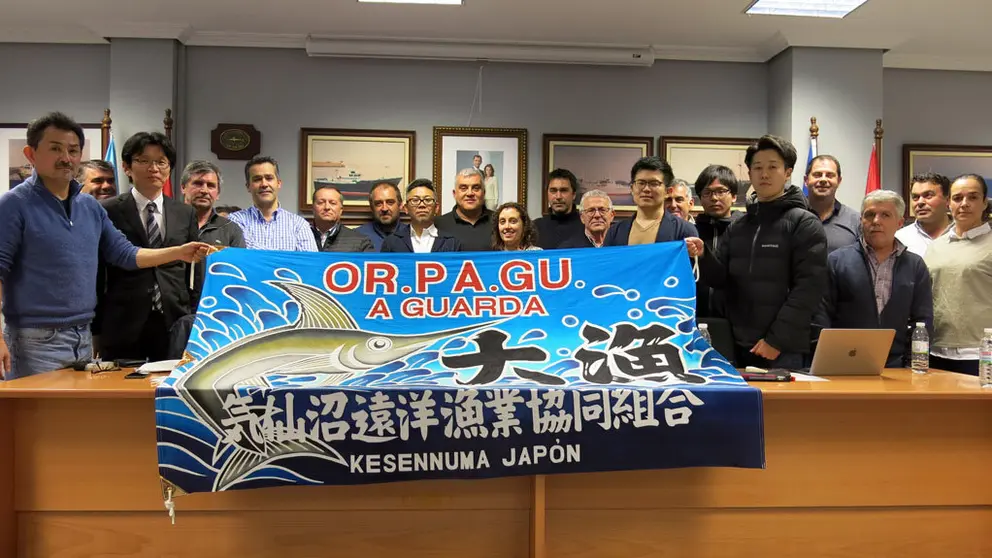 T&eacute;cnicos japoneses con una delegaci&oacute;n de armadores de Orpagu, en A Guarda.