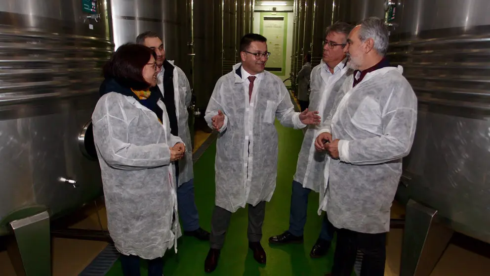 El conselleiro de Medio  Rural, Jos&eacute; Gonz&aacute;lez (centro) en la visita a Bodegas Condes de Albarei en Cambados./D.FREIRE DOM&Iacute;NGUEZ.