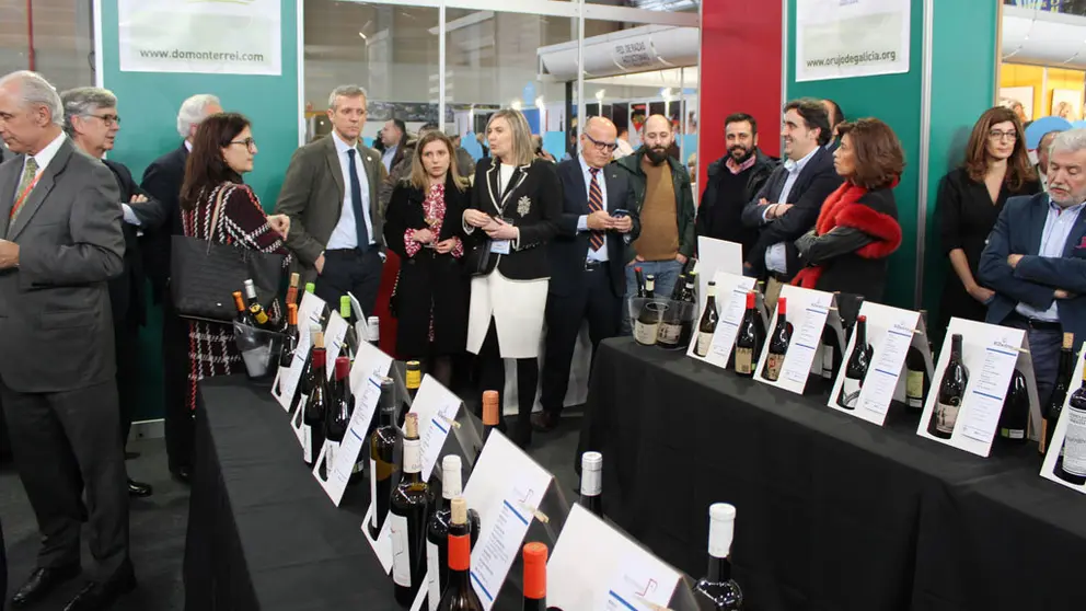 Autoridades en el T&uacute;nel del Vino de la feria Xantar.