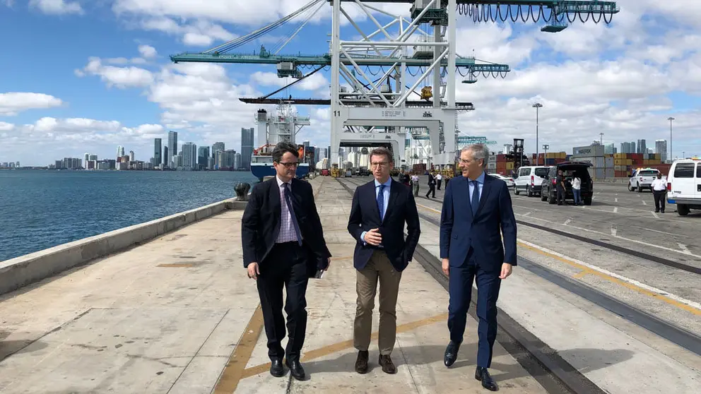 El presidente de la Xunta, Alberto N&uacute;&ntilde;ez Feij&oacute;o, y el conselleiro de Econom&iacute;a, Francisco Conde, en la visita al Puerto de Miami.