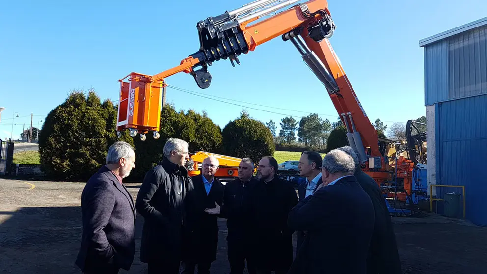 El conselleiro Francisco Conde en Industrias Guerra, en Vila de Cruces, empresa que fabrica gr&uacute;as forestales.