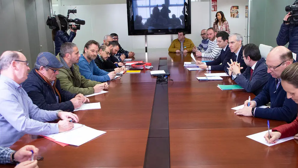 El conselleiro de Econom&iacute;a, Francisco Conde (der.) reunido con el comit&eacute; de empresa de Cee-Dumbr&iacute;a de Ferroatl&aacute;ntica.