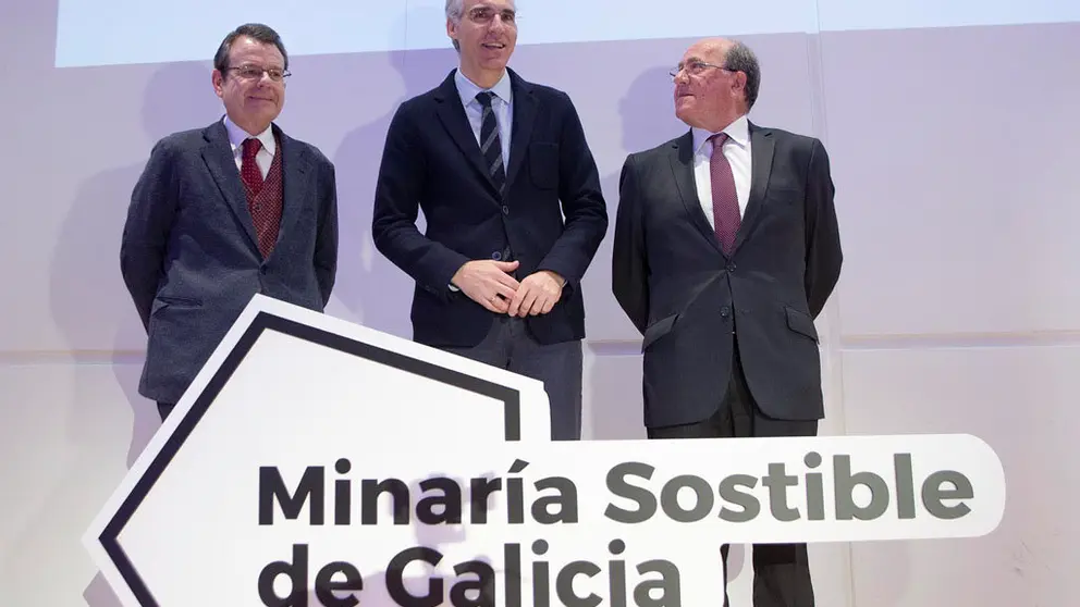 El director xeral de Enerx&iacute;a e Minas, el conselleiro de Econom&iacute;a, Emprego e Industria, y el presidente de la C&aacute;mara Oficial Minera de Galicia,en la presentaci&oacute;n de la marca "Minar&iacute;a Sostible de Galicia"./X.CRESPO.