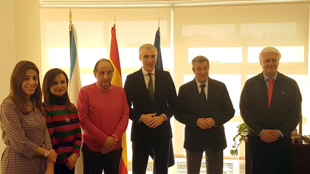 Directiva de la Federaci&oacute;n Gallega de Comercio junto a la directora xeral de Comercio (izq.) y al conselleiro de Econom&iacute;a (centro).