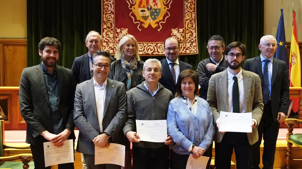 Na primeira fila, os premiados: Telmo Otero, Xos&eacute; A. Rodr&iacute;guez, Fidel Mart&iacute;nez Roget e Pilar Gonz&aacute;lez-Murias, e Francisco Cebreiro.