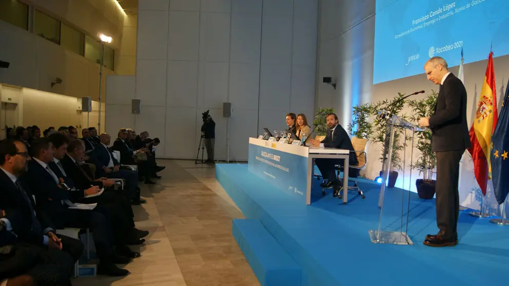 El conselleiro de Econom&iacute;a, Francisco Conde, en su intervenci&oacute;n en la jornada "Galicia ante el Brexit", en la Cidade da Cultura de Santiago./P.L.