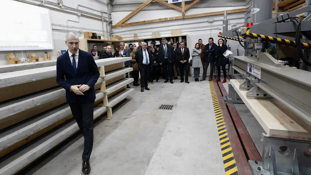 El conselleiro Francisco Conde en su primera visita a los laboratorios de Pemade, en Lugo./X.PONTE.