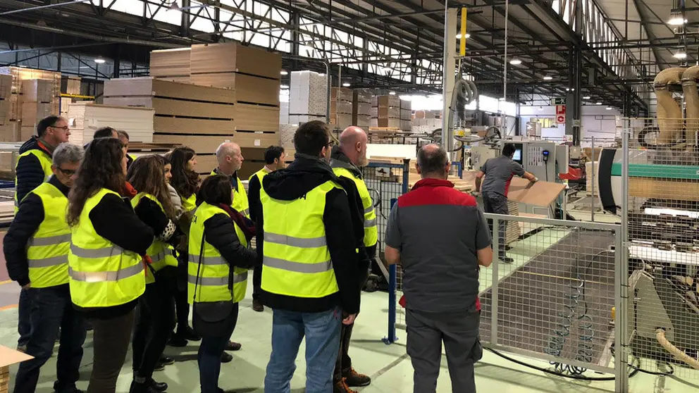 La delegaci&oacute;n belga, en la visita a la nave de Portadeza en Lal&iacute;n.