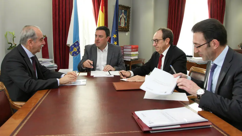 Encuentro del presidente y el secretario general de la C&aacute;mara de Comercio de A Coru&ntilde;a, con el presidente de la Diputaci&oacute;n, Valent&iacute;n Gonz&aacute;lez (centro).