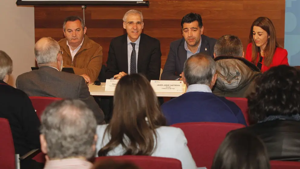 El conselleiro de Econom&iacute;a, Francisco Conde, el alcalde de Foz, Javier Jorge Casti&ntilde;eira, y la directora xeral de Comercio, Sol V&aacute;zquez./J.M.&Aacute;LVAREZ.