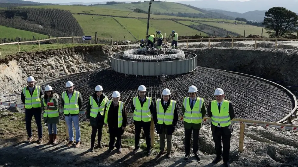 Autoridades y directivos de Norvento, en las obras del parque e&oacute;lico Pastoriza, en la provincia de Lugo.