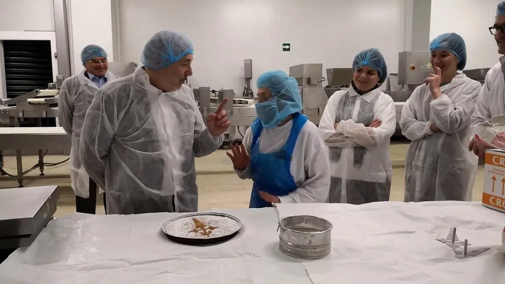 Javier Losada (izq.) con personal de Hornos Lamastelle.
