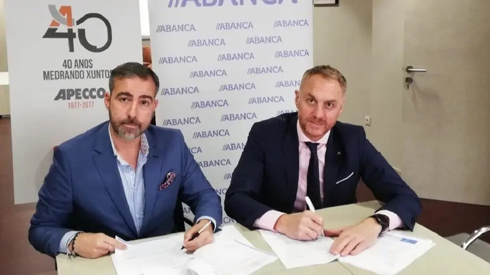Sinatura do convenio entre APECCO e Abanca.