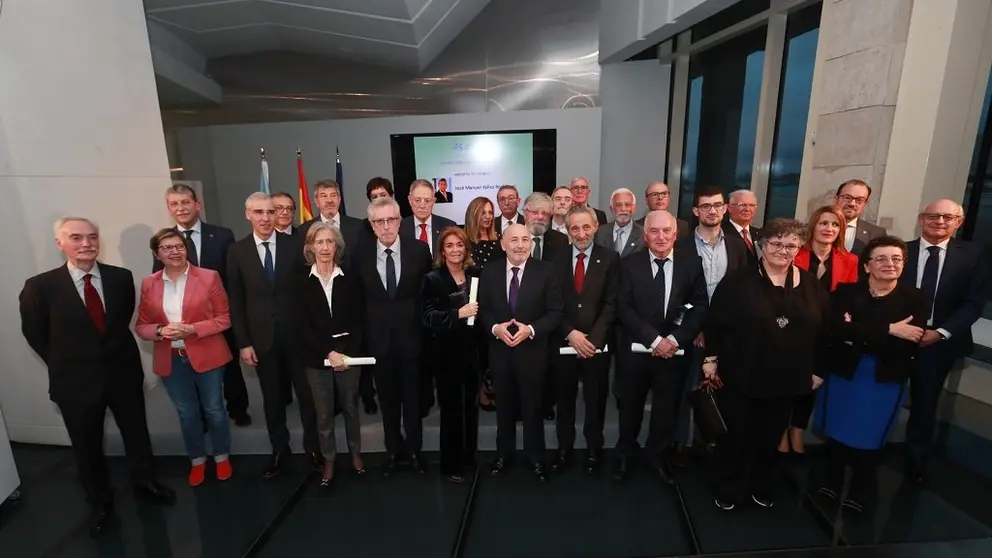 Autoridades y premiados por la Uni&oacute;n Profesionales de Galicia