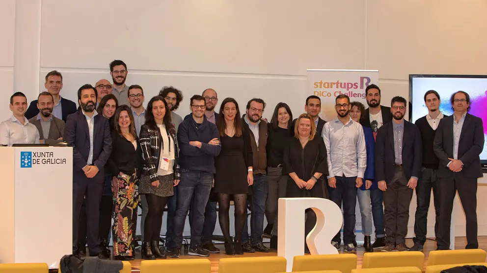 Emprendedores participantes en el "Pitch Day" de R Dico Challenge, junto