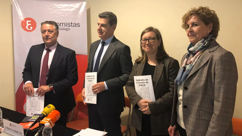 Venancio Salcines, Miguel V&aacute;zquez Ta&iacute;n, Carmen Sampayo y Seaone presentaron el Bar&oacute;metro de Econom&iacute;a.