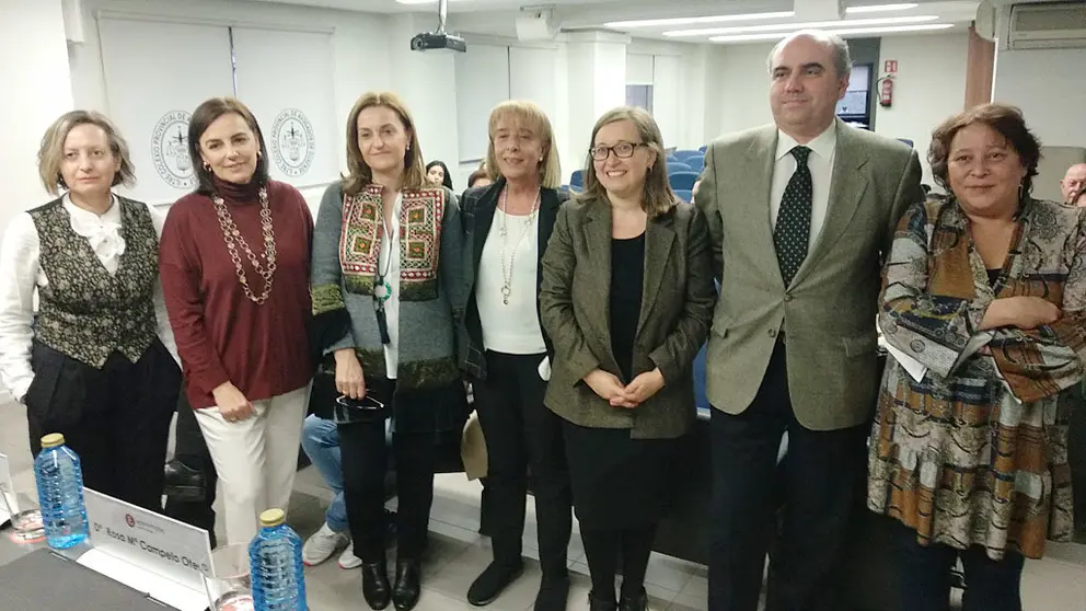 Rosa M&ordf; Campelo, Isabel Louro, Elena Rivo, Marisol Novoa, Carmen Sampayo, David Mart&iacute;nez y Pilar L&oacute;pez-Guerrero, en el Colegio de Abogados de Ourense./P.L.