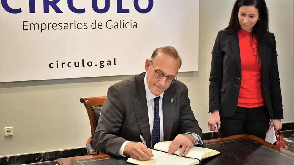 El rector, Manuel Reigosa, acompa&ntilde;ado de la presidenta del C&iacute;rculo, Patricia Garc&iacute;a.
