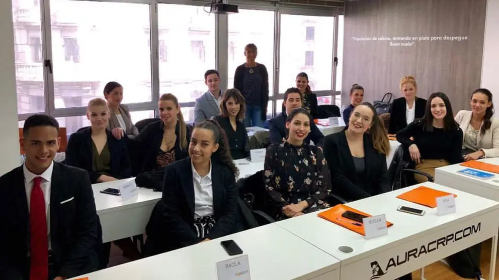 Participantes en el proceso de selecci&oacute;n de tripulaci&oacute;n de cabina en la escuela Aura de Vigo.