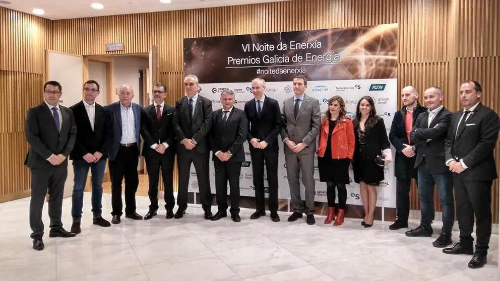 Galardonados con los Premios Galicia de Energ&iacute;a junto a autoridades, en la gala celebrada en Santiago.