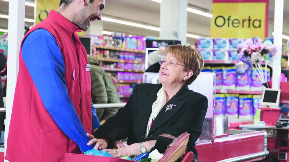 Los clientes de Vegalsa-Eroski colaboraron en las acciones sociales puestas en marcha por la empresa./P.ROCHA.
