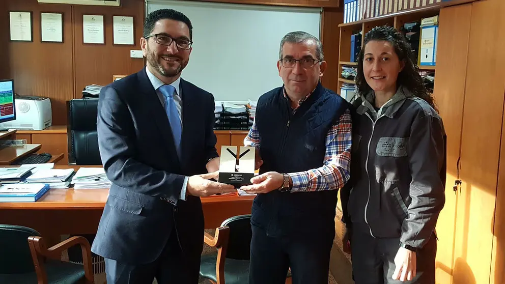 Marcos Conde entrega el reconocimiento a Jos&eacute; Manuel Franco y Bel&eacute;n Bustabad, de la empresa Tecman.