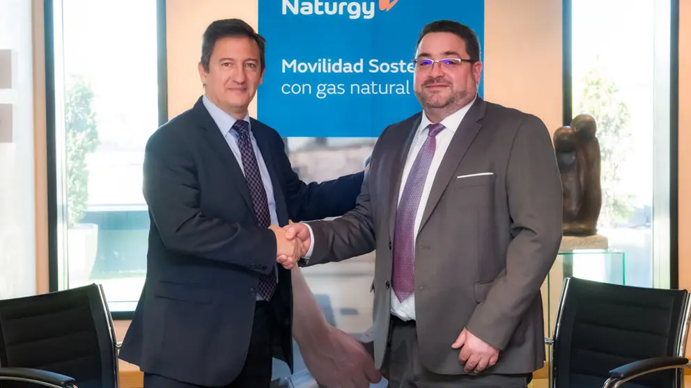 El director de Proyectos de Movilidad de Naturgy, Alfonso del R&iacute;o y el gerente de la estaci&oacute;n de servicio Vallibria, Adolfo P&eacute;rez./P.CANDAMIO.