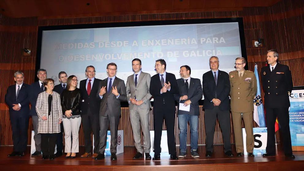Integrantes del Consello Galego de Enxe&ntilde;er&iacute;as junto al presidente de la Xunta, Alberto N&uacute;&ntilde;ez Feij&oacute;o, y la conselleira de Infraestruturas e Mobilidade, Ethel V&aacute;zquez.