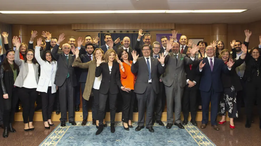 Foto de familia de autoridades, alumnos y profesores del curso de posgrado.