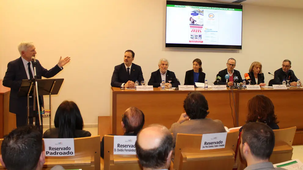 De pie, el director gerente de Expourense, Alejandro Rub&iacute;n, y sentados, Rub&eacute;n Saavedra, director territorial de Abanca, Rosendo Fern&aacute;ndez, vicepresidente de la Diputaci&oacute;n, Sol V&aacute;zquez, directora xeral de Comercio, Jes&uacute;s V&aacute;zquez, alcalde de Ourense, Marisol Novoa, vicepresidenta de la CEO, y Manuel Pedro Fern&aacute;ndez, alcalde de San Cibrao.