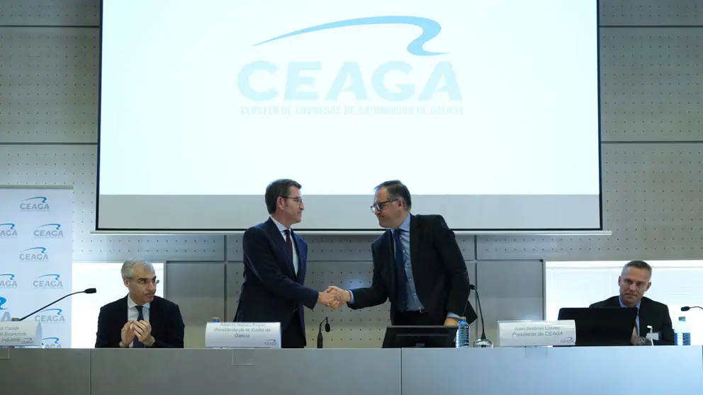 El presidente de la Xunta, Alberto N&uacute;&ntilde;ez Feij&oacute;o, saluda al presidente de Ceaga, Jos&eacute; Antonio Lloves, en la clausura de la asamblea del Cl&uacute;ster.